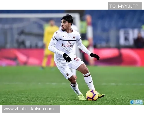 帕奎塔闪耀绿茵场展现足球才华助力球队追逐胜利梦想